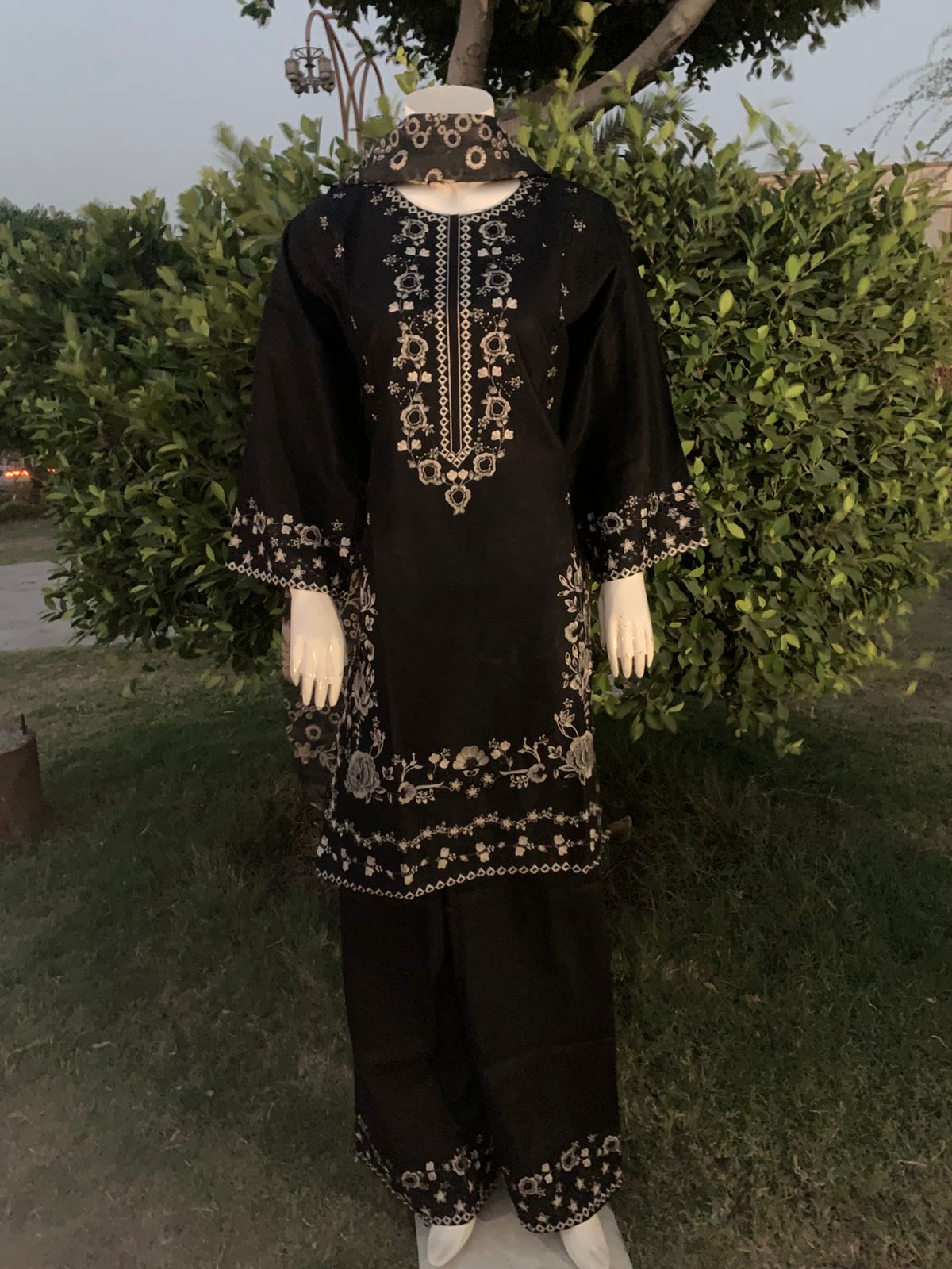 SAME THREAD 3PC COTTON EMBROIDRID WITH PRINTED DUPATTA.